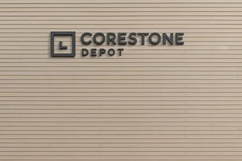 Dekorativ fasad kərpici nümunələri ilə vitrin paneli