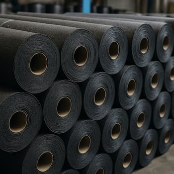 Dam örtüyü və izolyasiya rulları neon işıqlı raflarda nümayiş olunur